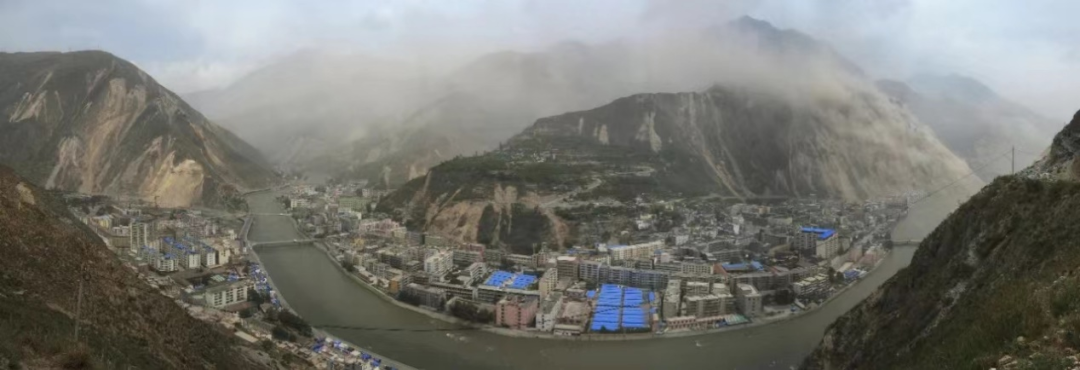 “5·12”地震發(fā)生后的汶川縣城   來(lái)源：中央紀委國家監委網(wǎng)站.png
